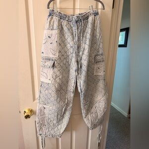 POL Blue and White Patterned Pants